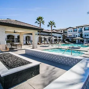 Beautiful Townhome With Garage In Vegas Apartment